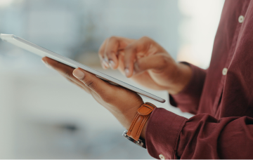 https://localizafrotas-prd.azurewebsites.netTelemetria https://localizafrotas-prd.azurewebsites.netUma pessoa com um tablet na mão