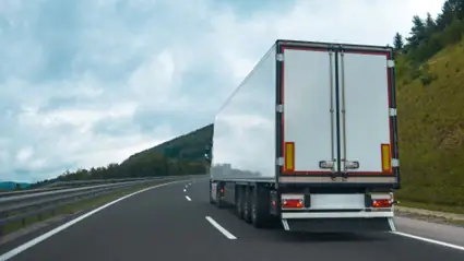 Traseira de caminhão alta é ilegal? Entenda os riscos
