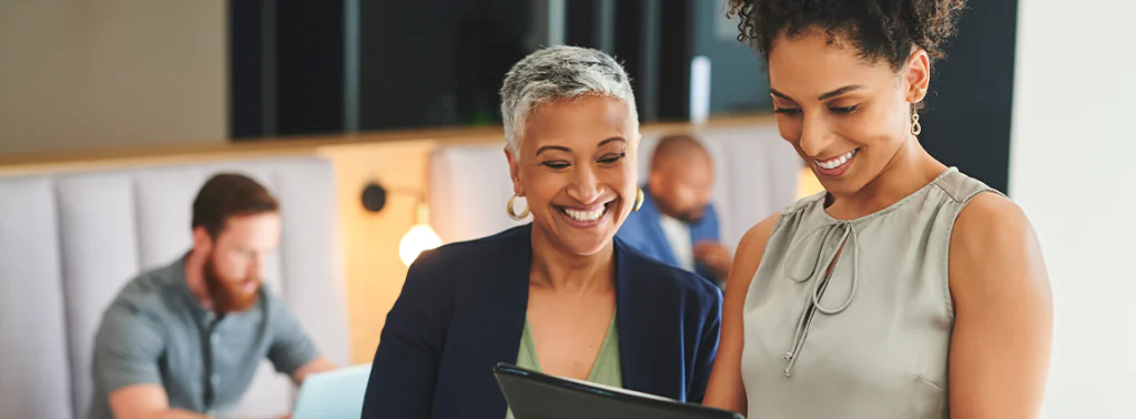 mulheres em ambiente de trabalho com 5G no tablet