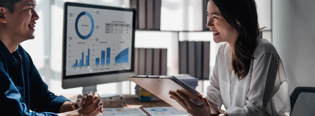 profissionais em ambiente de trabalho conversando sobre gestão financeira da empresa