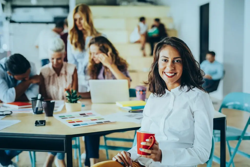 Mulher sorrindo em uma sala de reunião