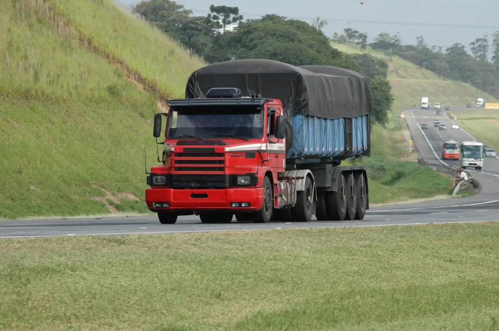 Caminhão truck em autoestrada.