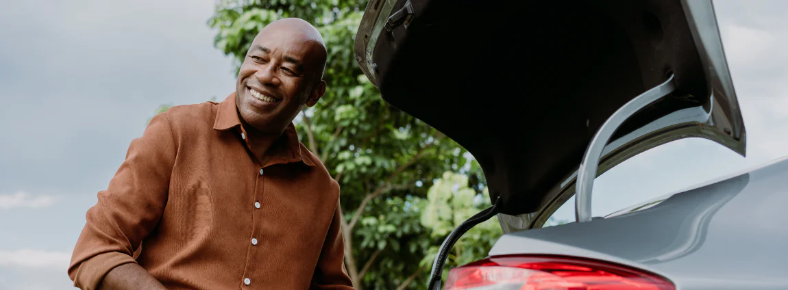 homem usando carro para trabalho homem usando carro para trabalho