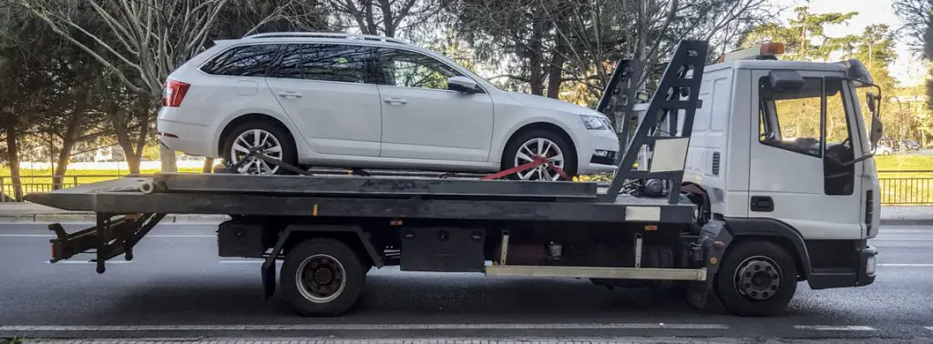 carro sendo rebocado pelo caminhão do seguro