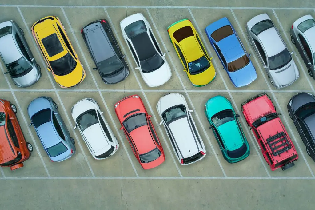 Carros no estacionamento