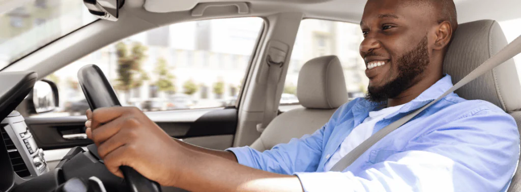 homem dirigindo carro para empresas