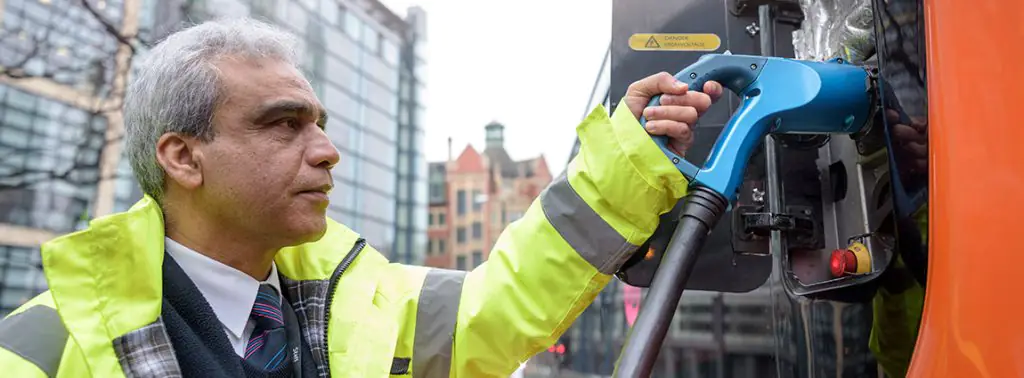 homem abastecendo veículo da ecofrota com energia elétrica