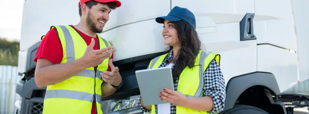 Colegas de trabalho conversando em frente a carreta