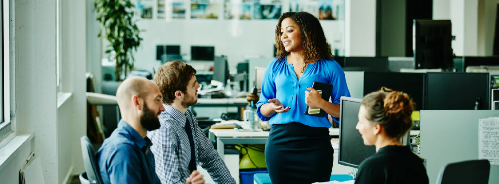 mulher liderando equipe de alta performance no escritório de trabalho