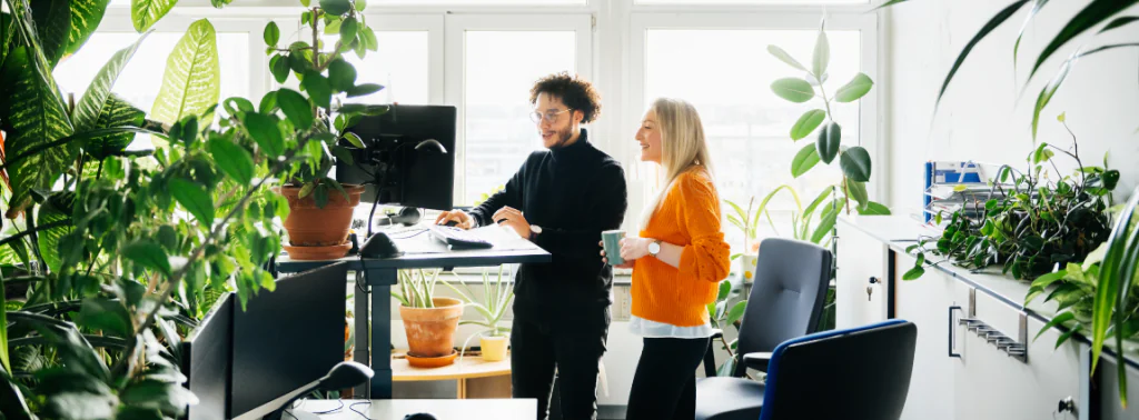 local de trabalho com muitas plantas e preocupação com o meio ambiente