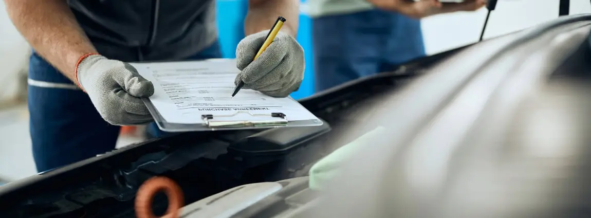 pessoa fazendo a revisão do carro devido a fumaça preta pessoa fazendo a revisão do carro devido a fumaça preta