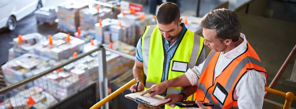 gestor conversando com funcionário