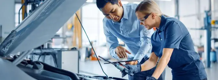 Gestor e mecânica fazendo manutenção do carro