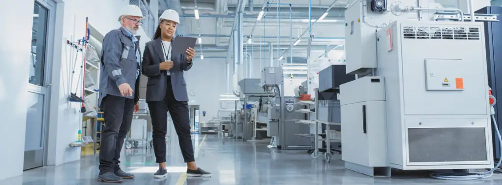 gestores olhando para o tablet no local de produção