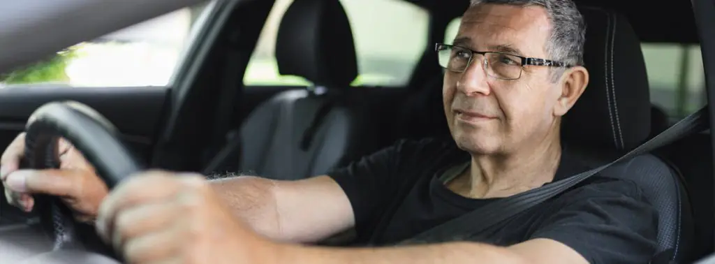 homem dirigindo o carro