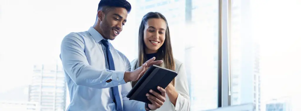 Homem e mulher fazendo gestão no tablet