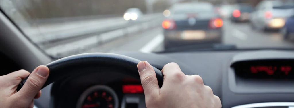 Motorista dirigindo com uma distância segura