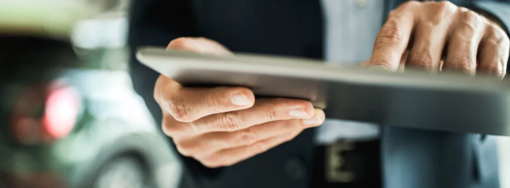 Homem usando um tablet para gerenciar sinistros