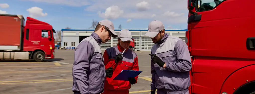 Equipe conversando sobre a frota de caminhões truck