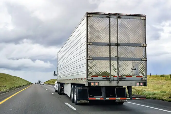 Traseira de caminhão alta é ilegal? Entenda os riscos