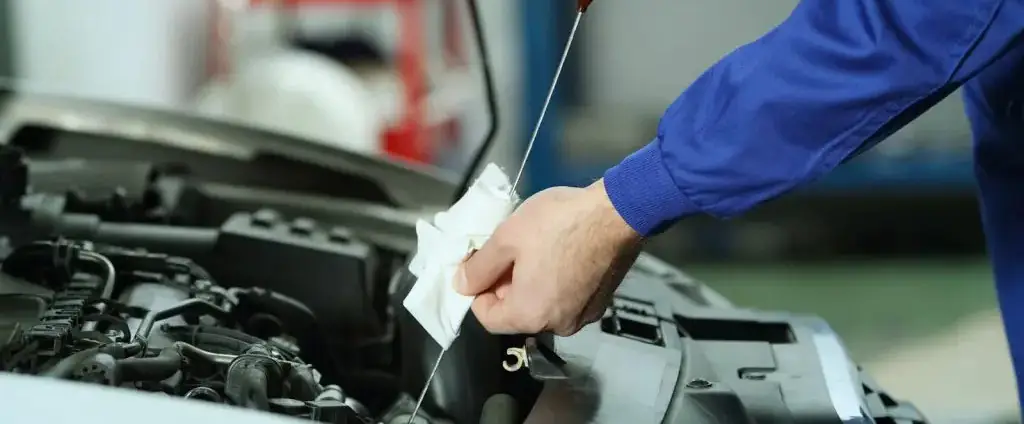 Mecânico fazendo manutenção do carro