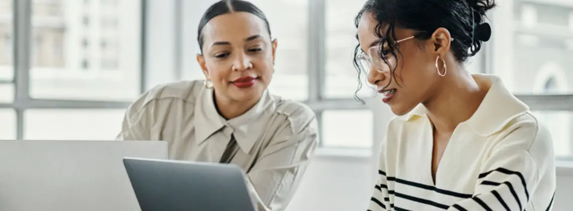 mulheres consultando multas no notebook