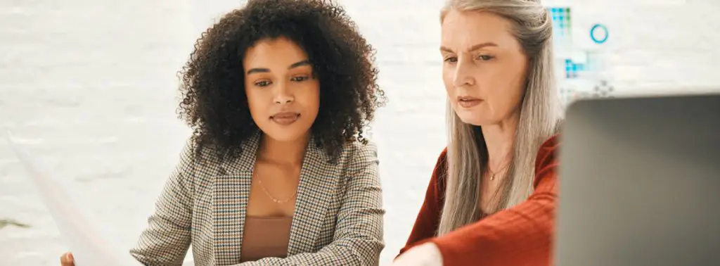 mulheres profissionais olhando os papéis juntas