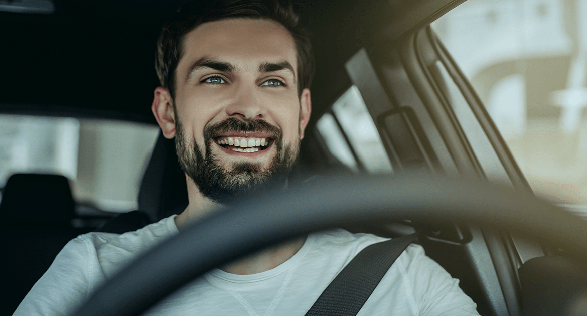 Imagem de um homem jovem no volante representando o conteúdo sobre Perfil de condutor de frotas Imagem de um homem jovem no volante representando o conteúdo sobre Perfil de condutor de frotas