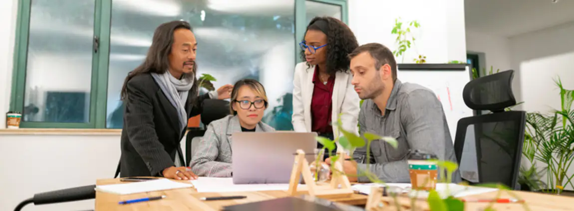 pessoas fazendo reunião sobre gestão de multa na empresa