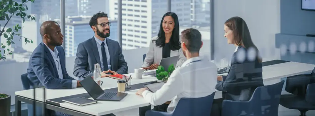 pessoas sentadas conversando na sala de reunião da empresa