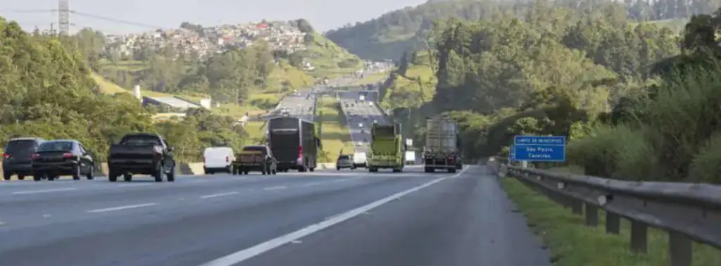 Veículos na rodovia Bandeirantes