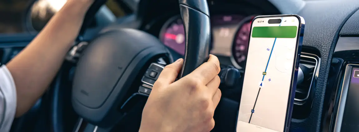 pessoa com o celular ao lado do volante pessoa com o celular ao lado do volante