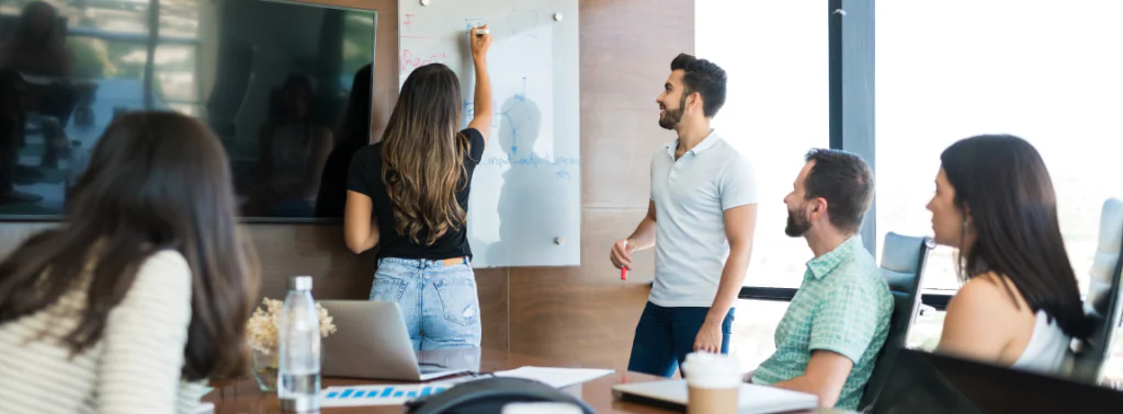 homem e mulher conversando com um grupo de trabalho em treinamento